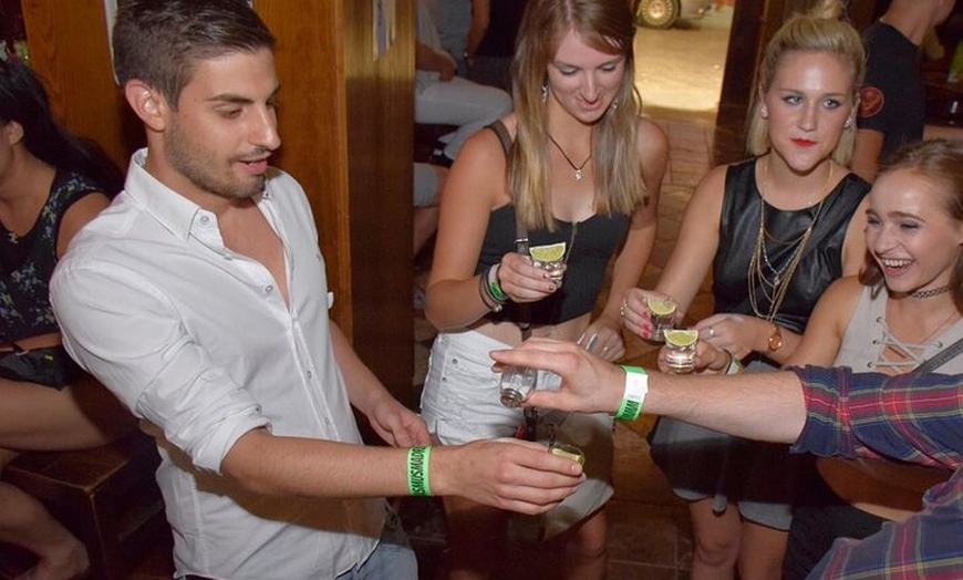 Image 38: Pubcrawl de Halloween en Madrid – Barra libre, chupitos y entrada V...