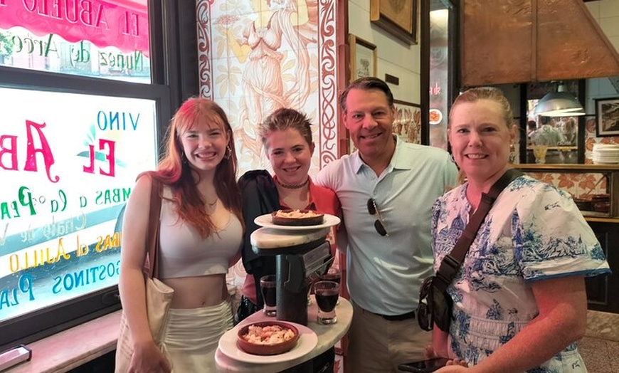 Image 9: Tour de tapas e historia que termina con churros con chocolate