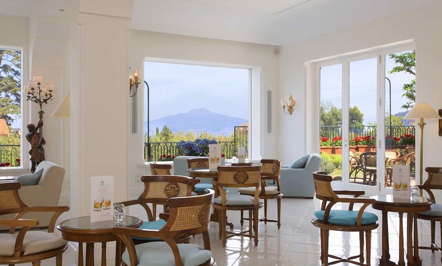 Image 12: ✈ ITALIA | Sorrento - Grand Hotel de la Ville 4* - Piscina esterna