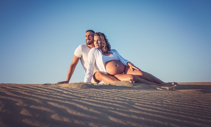 Image 7: Maspalomas: Sesión de fotos profesional privada al atardecer.