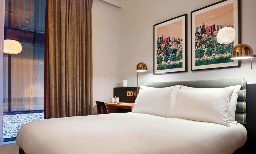 Image 4: ✈ GROßBRITANNIEN | London - Mama Mia The Party: Aufenthalt im TRIBE...