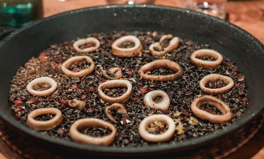 Image 7: Clase de cocina de paella en Madrid con maridaje de vino sin fondo