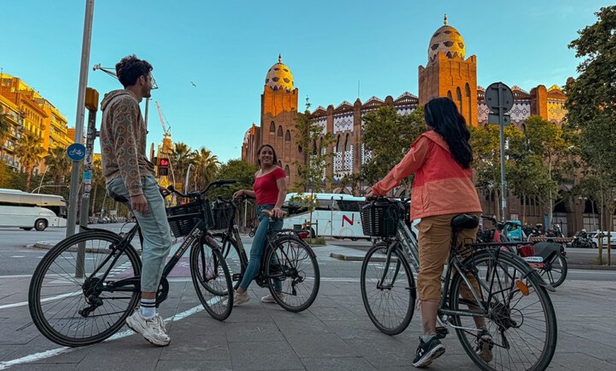 Image 6: Recorrido en bicicleta al amanecer: Barcelona ante las multitudes