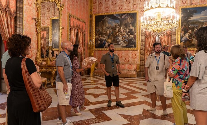 Image 10: Visita guiada al Palacio Real de Madrid para grupos pequeños con ca...