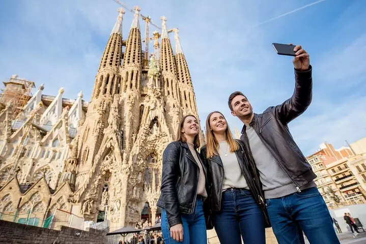 Tour privado a la Sagrada Familia con guía oficial - Primary Image