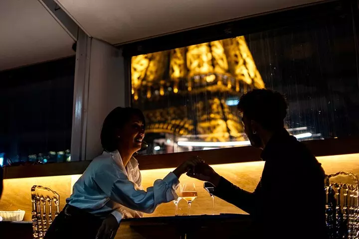 Dîner croisière sur la Seine avec Rooftop et chanteur live