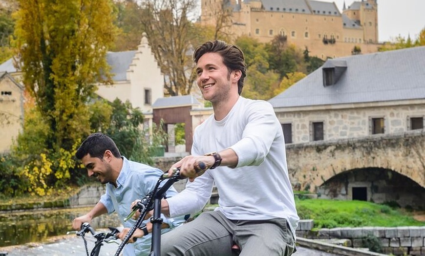 Image 2: Excursión privada de un día a Segovia desde Madrid : Tour en E-Bike...