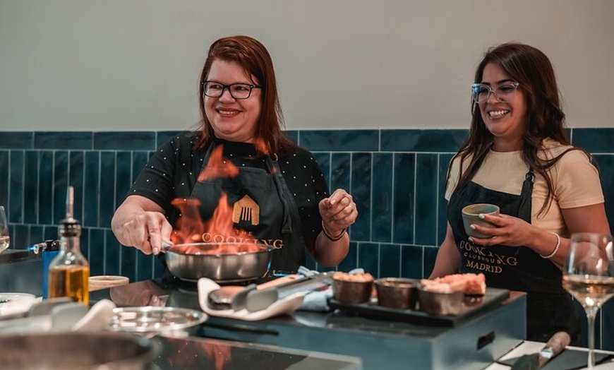 Image 3: Sabor de España: clase de cocina de tapas con maridaje de vinos sin...