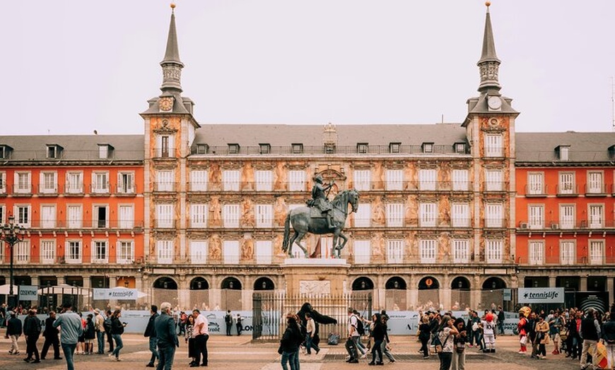 Image 3: Sesión de fotos profesional de Timeless Elegance en Plaza Mayor