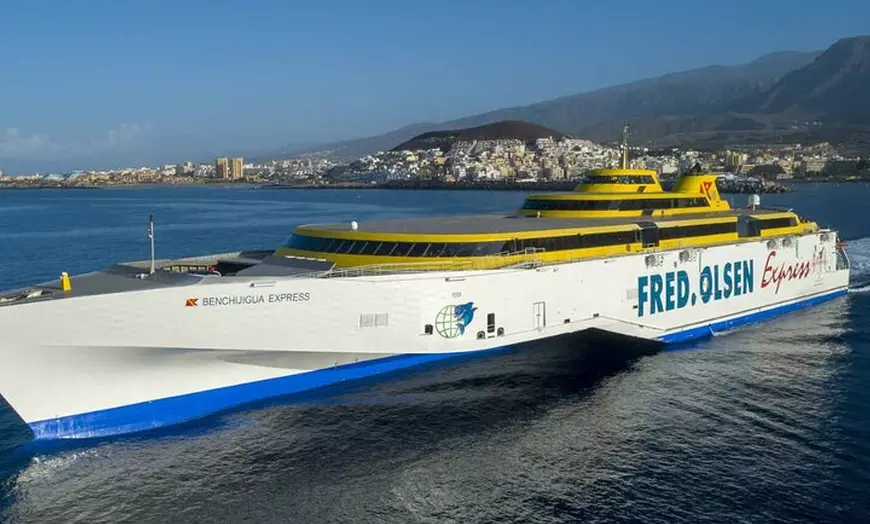 Image 1: Viaje en ferry entre Tenerife y La Gomera