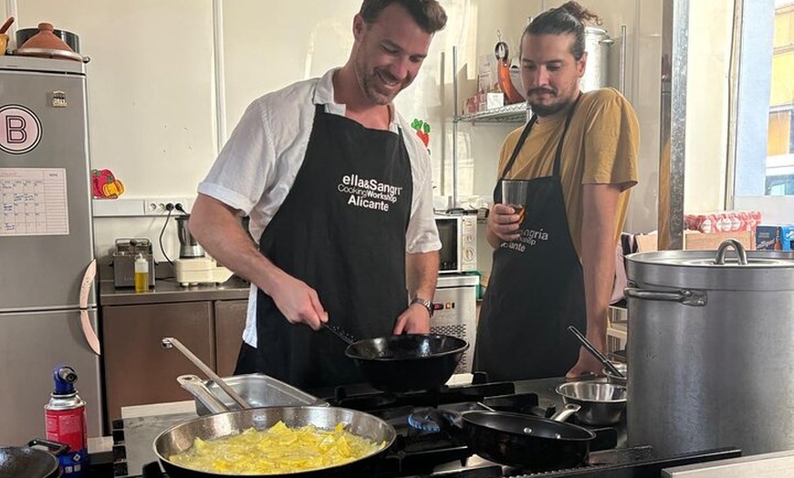 Image 20: Clase de Cocina de Tapas Española con Música de Guitarra en Vivo