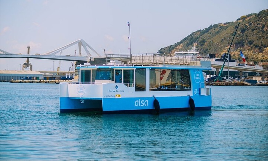 Image 4: Vuelo en helicóptero por la costa de Barcelona y traslado en barco ...