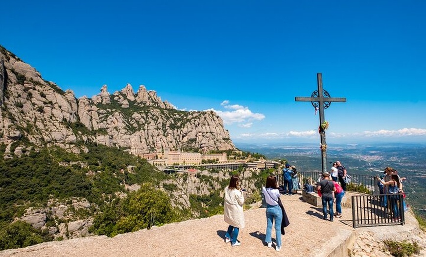 Image 17: Tour de Montserrat y Sitges desde Barcelona con teleférico y camina...