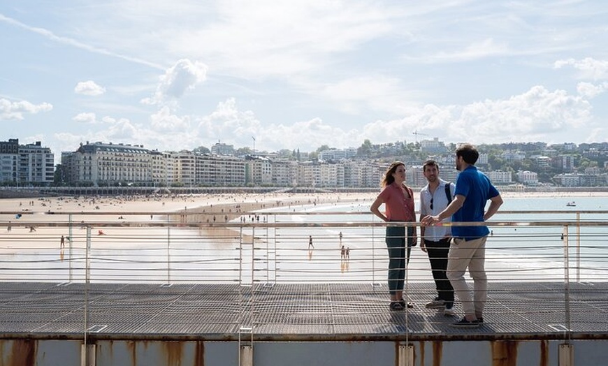 Image 1: Tour a pie por San Sebastián con pintxo y bebida