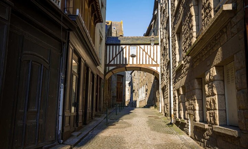 Image 4: Bonjour Saint-Malo : Promenade privée de 2 heures en ville avec gui...