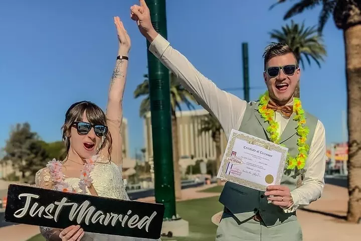 Get Married at the Fabulous Las Vegas Sign + Photos