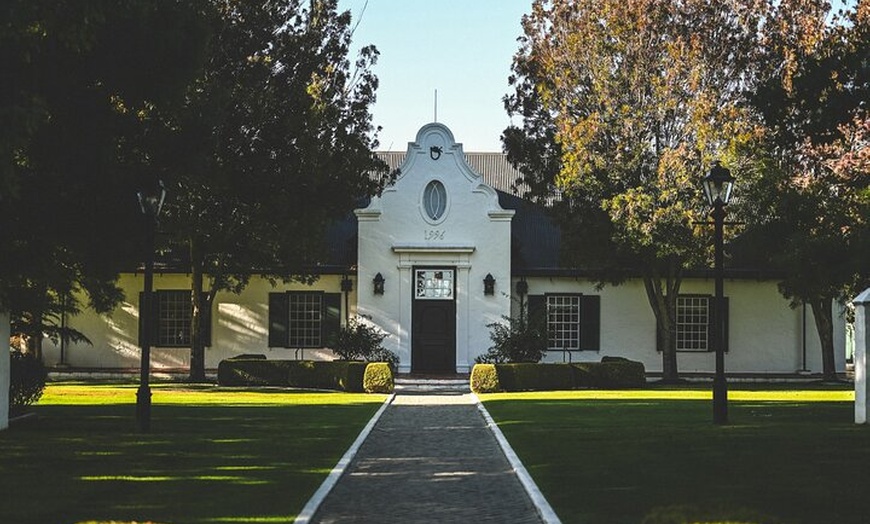 Image 2: Savour Voyager Wine Tasting