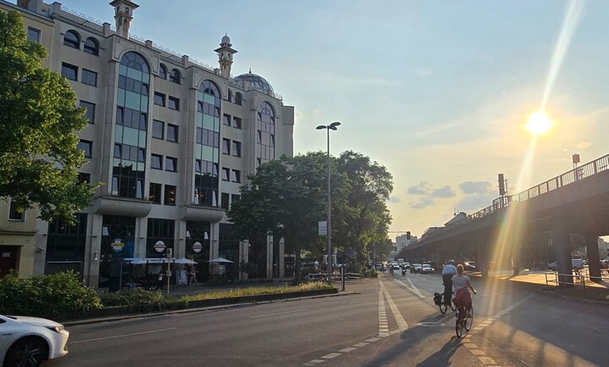 Image 28: Berlin VIP TOUR - Private Bus Tour inklusive Chauffeur und Guide