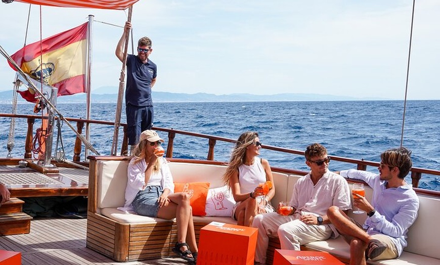 Image 3: Vela al atardecer en Barcelona y música en vivo de Aperol