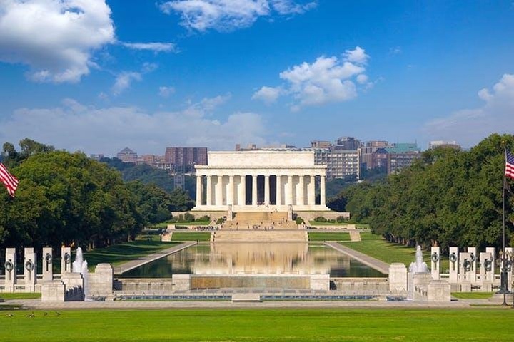 Monuments Bus Tour with Optional U.S. Capitol or Museum Admission