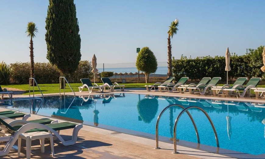 Image 1: ✈ ALGARVE | Vilamoura - Vila Galé Ampalius 4* - Bord de mer