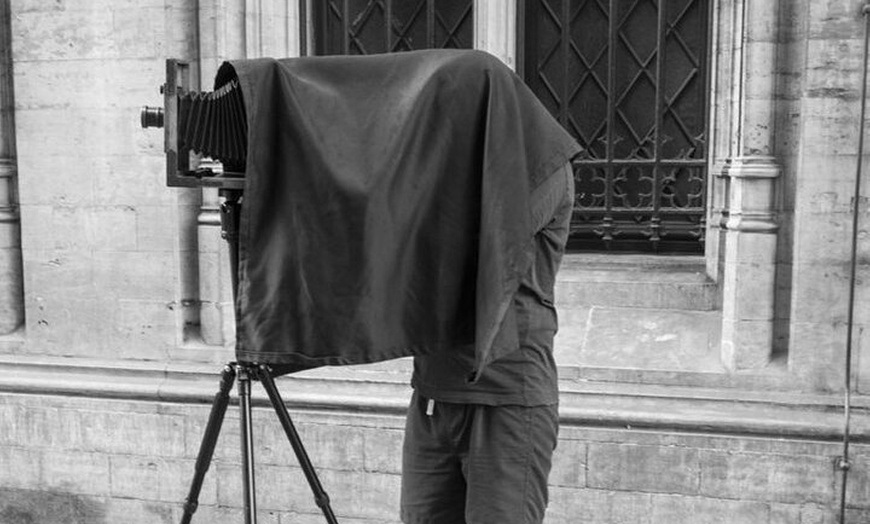Image 6: Séance de portrait photo avec un appareil du XIXe siècle !