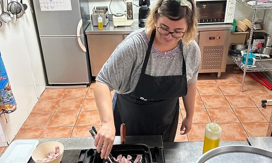Image 22: Clase de Cocina de Tapas Española con Música de Guitarra en Vivo