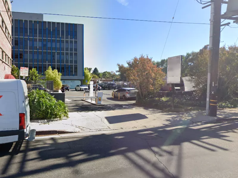 Parking at 16550 Ventura Blvd. Lot