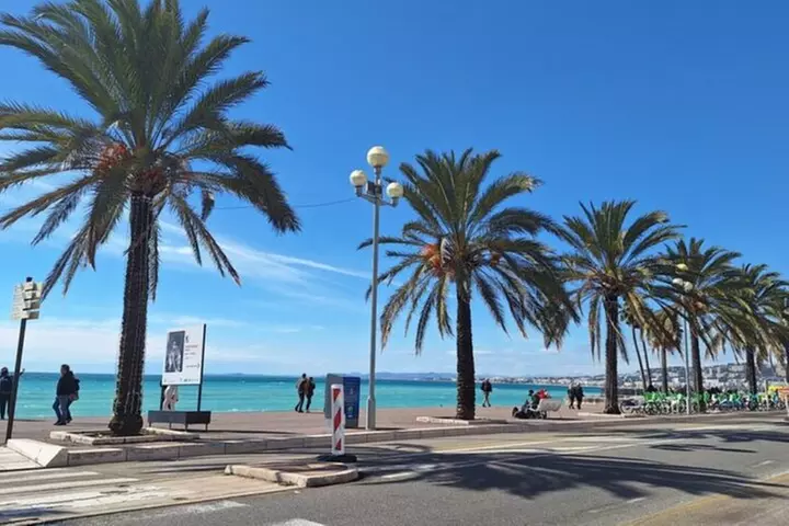 Location de tandem à Nice le long de la Promenade des Anglais - Image 3
