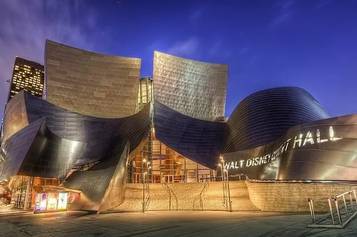 Iconic Film and Television Locations 1 Day Tour in Los Angeles - Second Medium