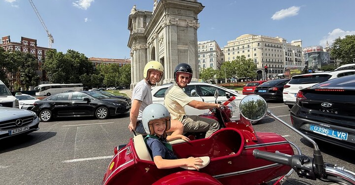 Tour privado en sidecar vintage por Madrid