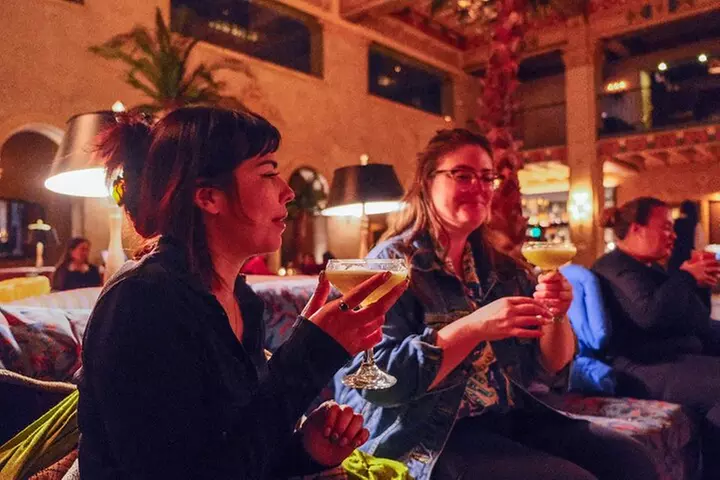 Hollywood Cocktails and True Crime Tour: 3 Drinks Included