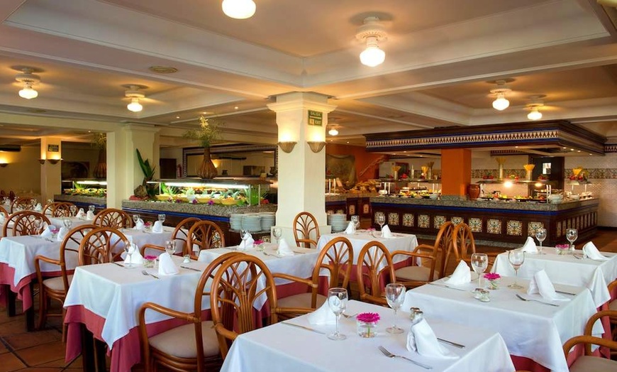 Image 25: ✈ COSTA DEL SOL | Marbella - BlueBay Banús 4*, 3 Nächte - Außenpool