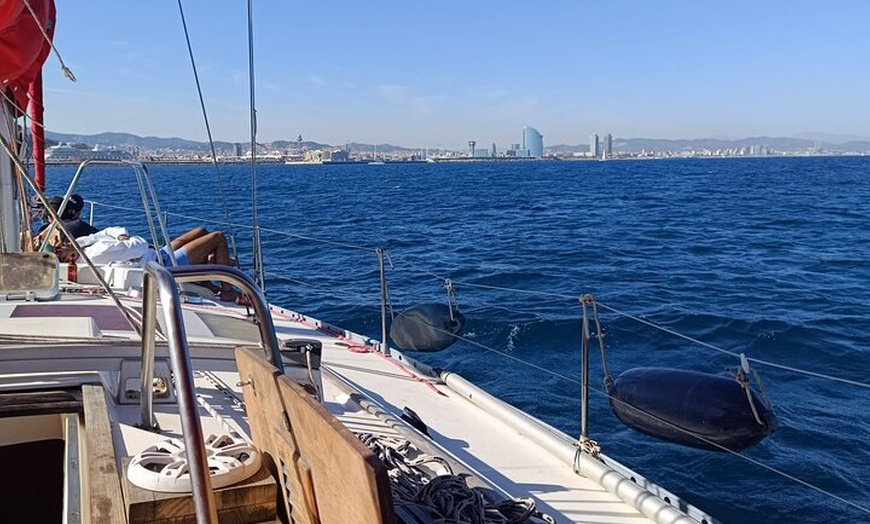 Image 11: Tour privado en velero con aperitivo en Barcelona