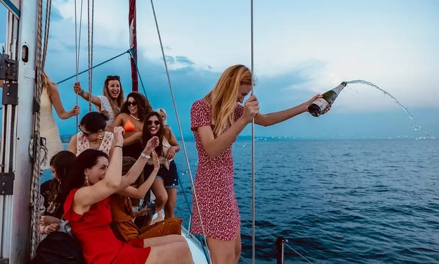 Image 1: Celebración a Bordo en Barcelona - 3 Horas
