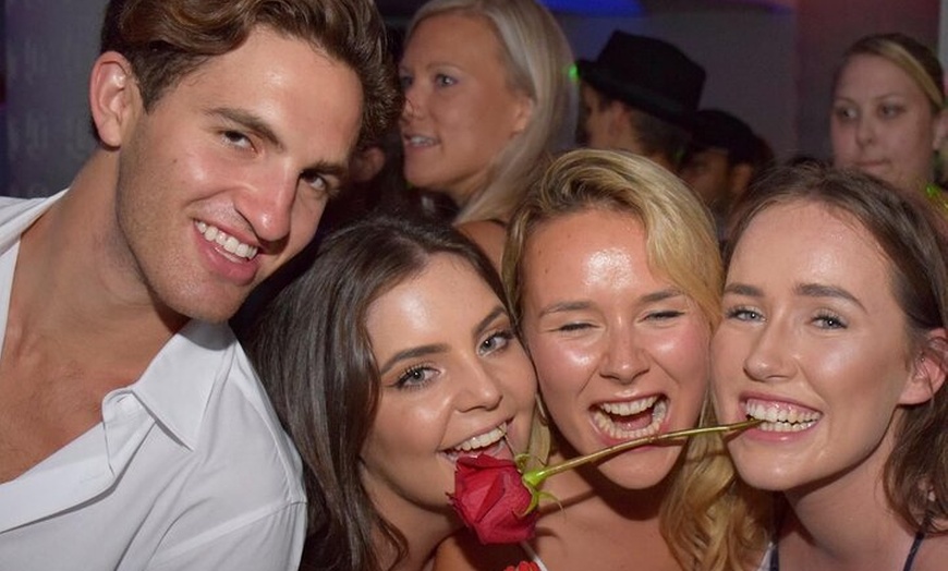 Image 34: Pubcrawl de Halloween en Madrid – Barra libre, chupitos y entrada V...