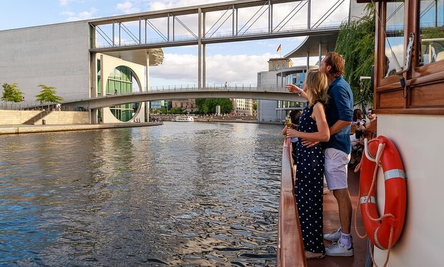 Image 7: Sightseeing Bootstour auf historischem Schiff in Berlin