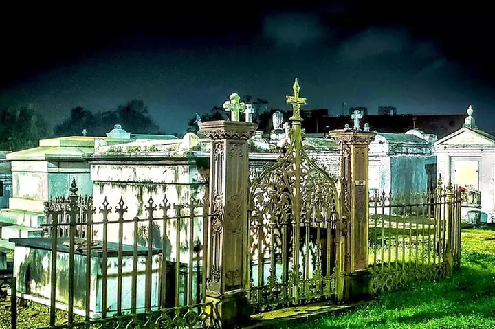 New Orleans Dead of Night Ghosts and Cemetery Bus Tour