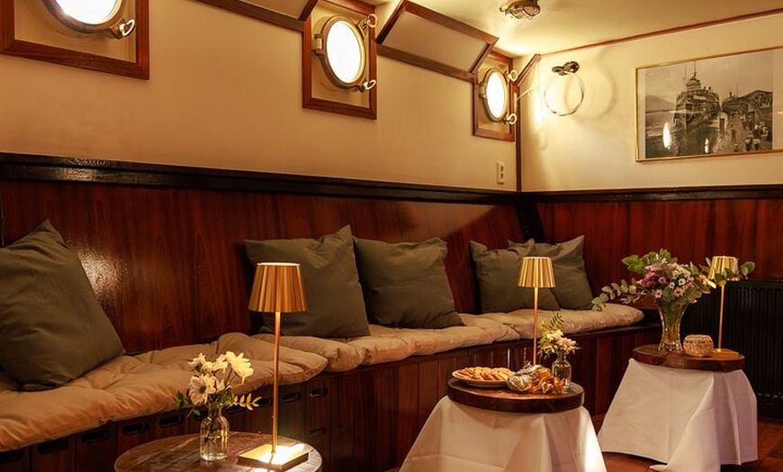 Image 5: Glühwein On The Rocks Schiffstour in Berlin