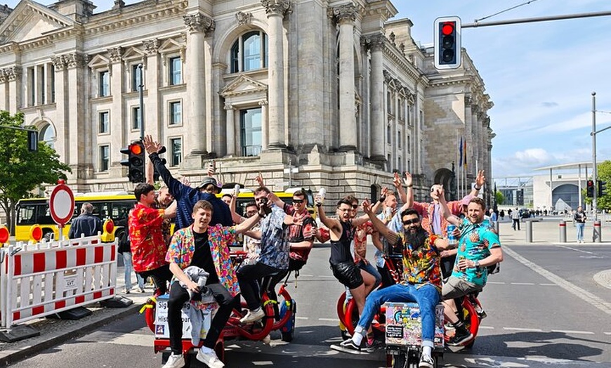 Image 9: Party und Beer Bike Private Sightseeing Tour Berlin mit Abholung