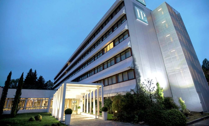 Image 14: ✈ ITALIA | Bologna - Living Place Hotel 4* - Piscina esterna