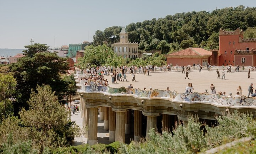 Image 13: Barcelona En un día Sagrada, Park Güell, casco antiguo y teleférico