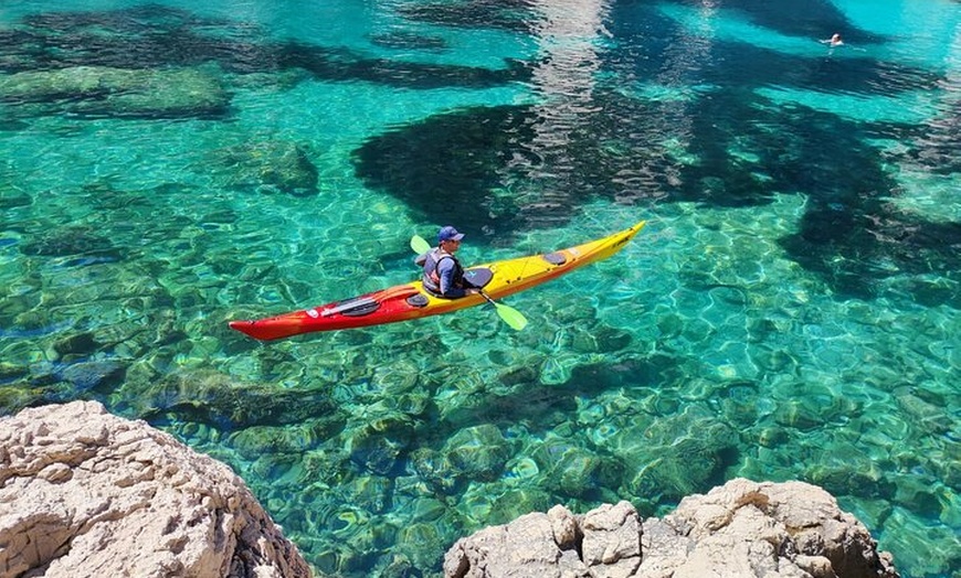 Image 1: Excursion Guidée en kayak de Mer dans les Calanques