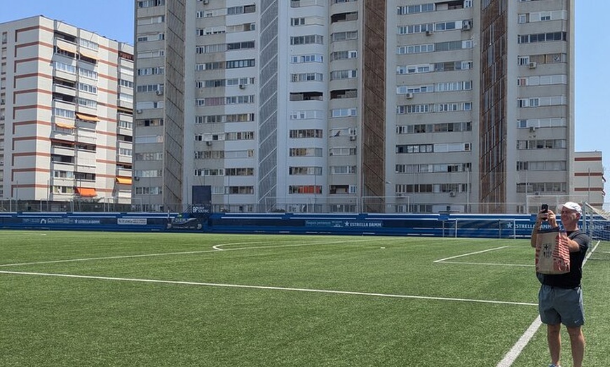 Image 7: Barcelona Football Essentials : De la Gloria a la Base