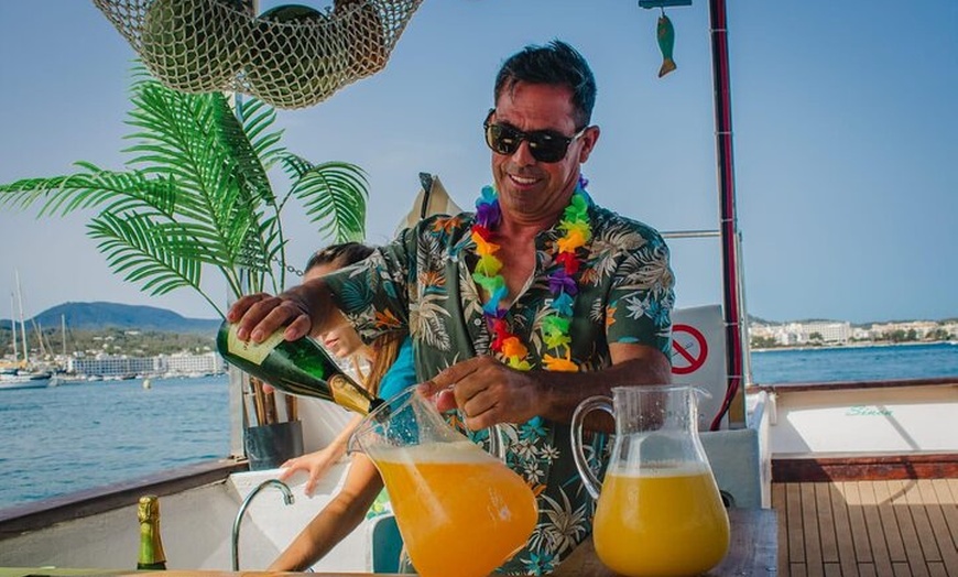 Image 2: Crucero por la playa y deportes acuáticos, tapas, bebidas y frutas.