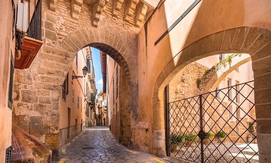 Image 7: Palma de Mallorca: Tour a pie y Catedral con pastelería local.