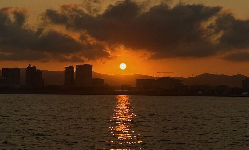 Image 10: Tour al atardecer en Barco Velero en Barcelona con Cava