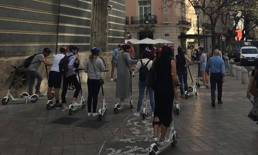 Image 7: Tour privado en moto eléctrica: Ciudad Vieja, Jardines y Ciudad de ...