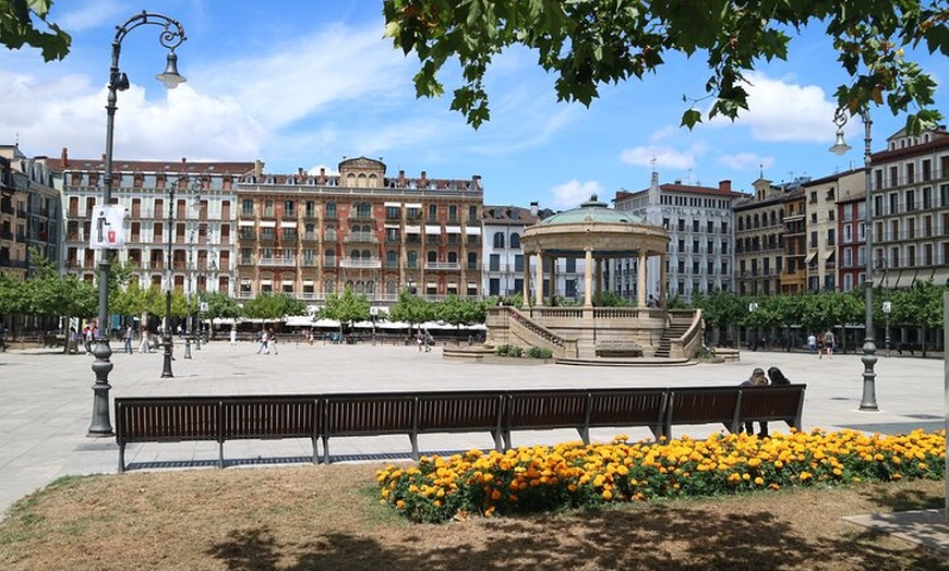 Image 2: Pamplona destaca visita a pie con pausa para café y churros