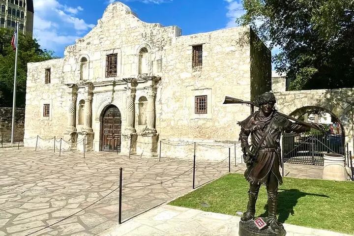Walking Tour Along the San Antonio Riverwalk And Around Downtown